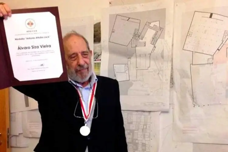 Álvaro Siza: MEDALLA ATTOLLINI 2013