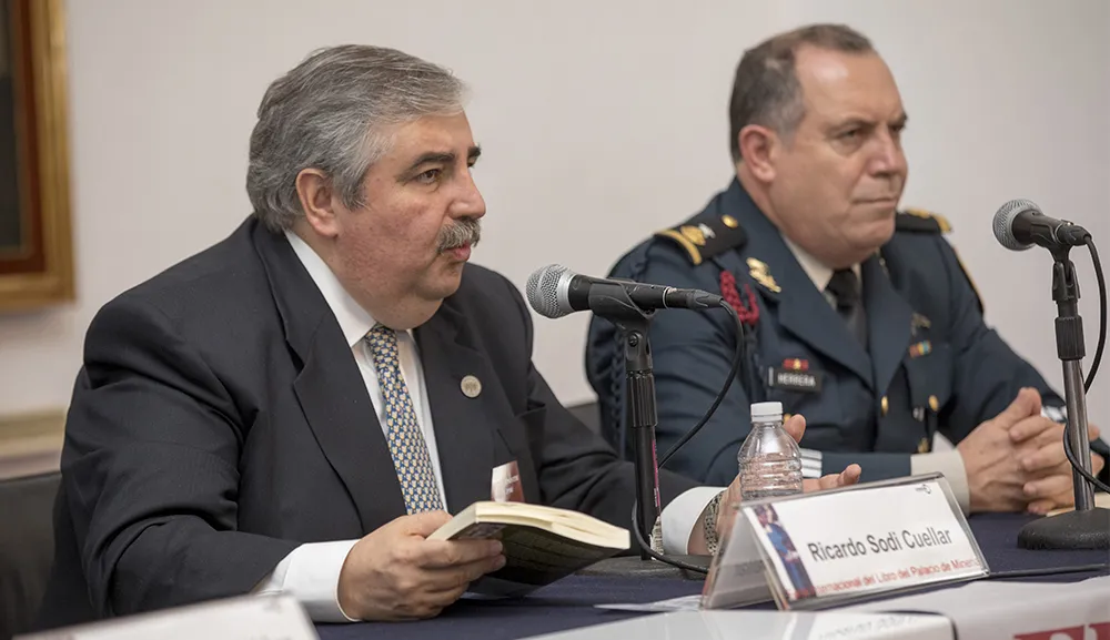 El Dr. Ricardo Sodi presenta Defensa Nacional. Fuerzas armadas mexicanas en la FIL Minería