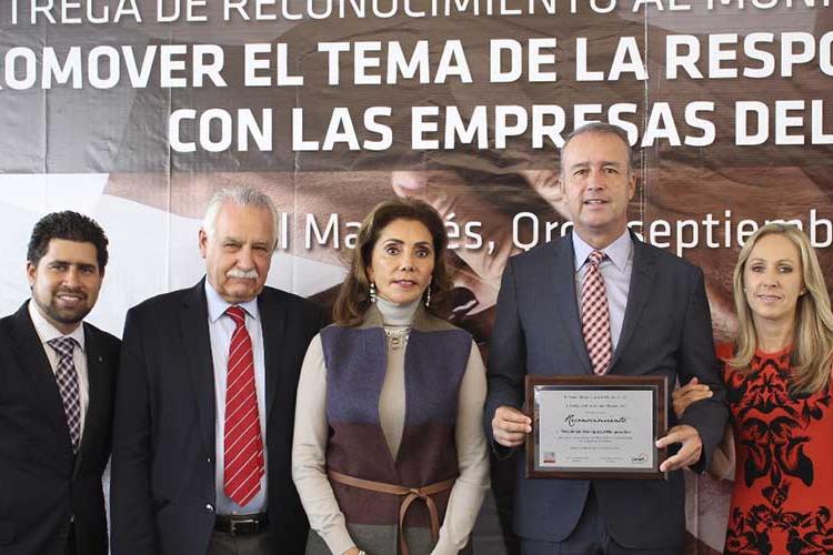 Entrega Fundación Roberto Ruiz Obregón reconocimiento a el Municipio de El Marqués