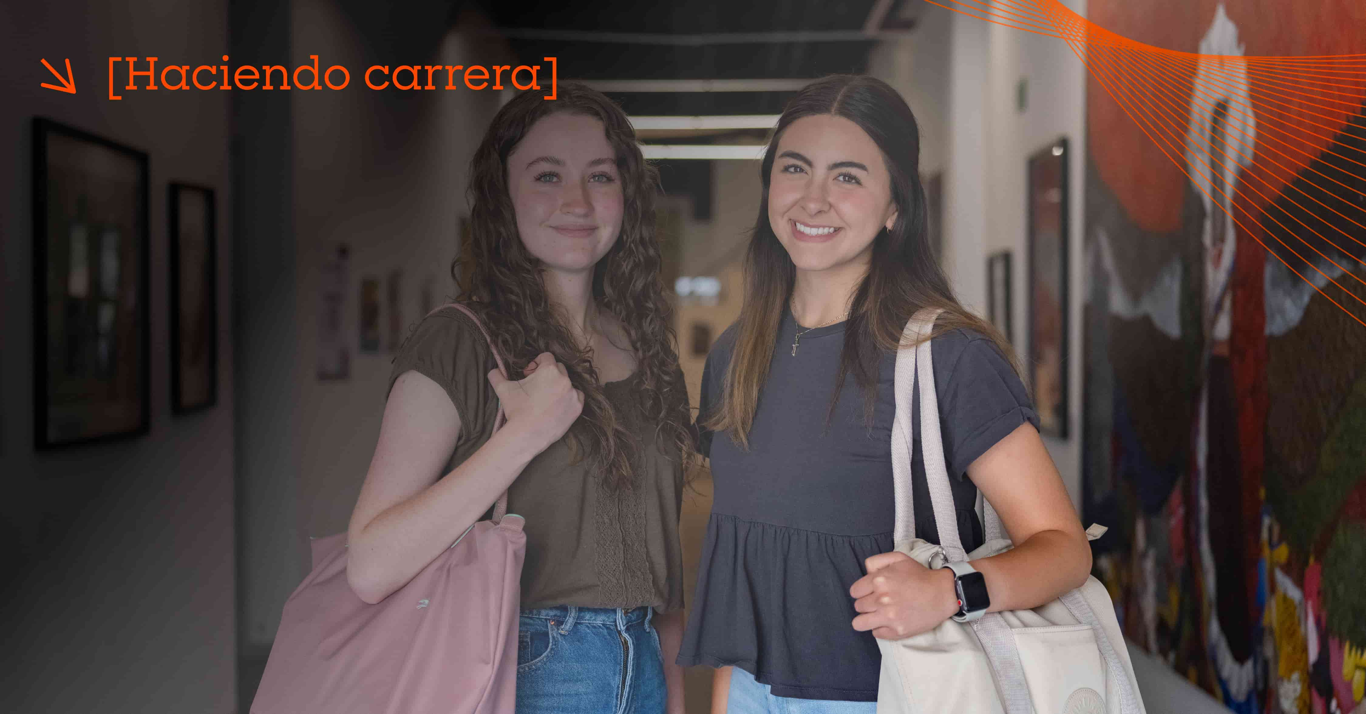 Par de estudiantes de la Red de Universidades Anáhuac sonriendo en pasillos del campus