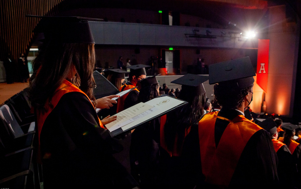 graduacion de estudiantes de la anahuac