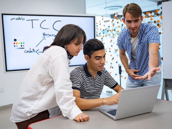 Estudiantes de la Anáhuac explicando cómo aprender sobre inteligencia emocional