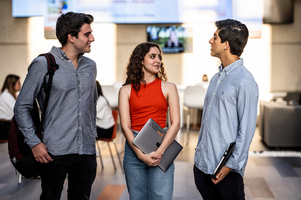alumnos de la anahuac platicando en campus 