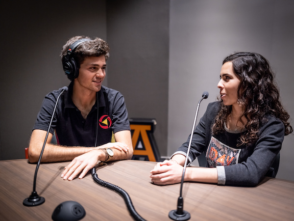 alumnos de anahuac en cabina de locucion