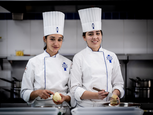 estudiantes de gastronomia en sus practicas