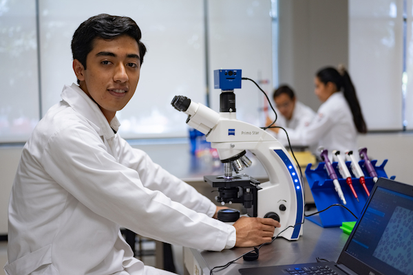 alumno de una carrera stem con microscopio