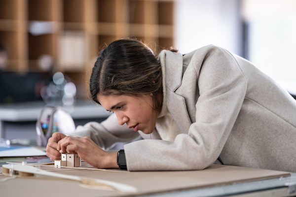 alumna de la anahuac haciendo un proyecto