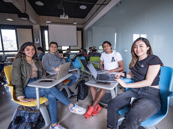 alumnos de la anahuac en salon de clases