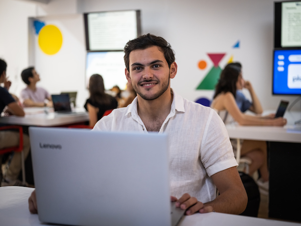 estudiante de la anahuac realizando su cv