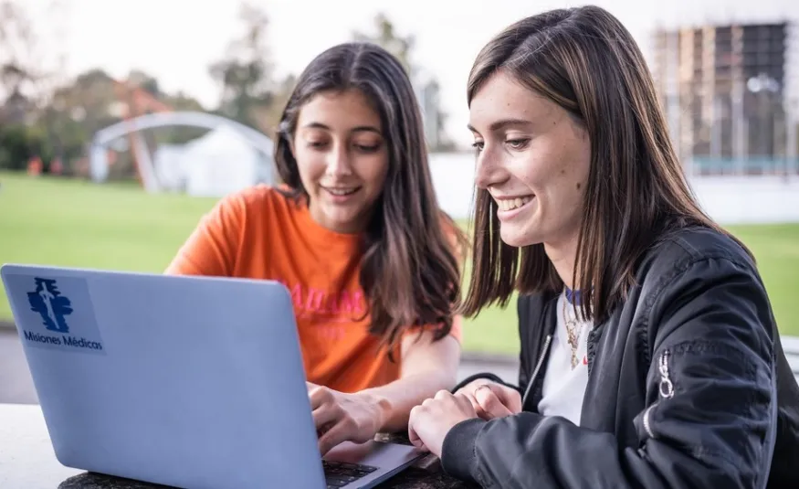 alumnas trabajando en campus con computadora