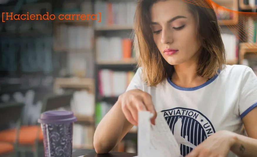 alumna en biblioteca estudiando