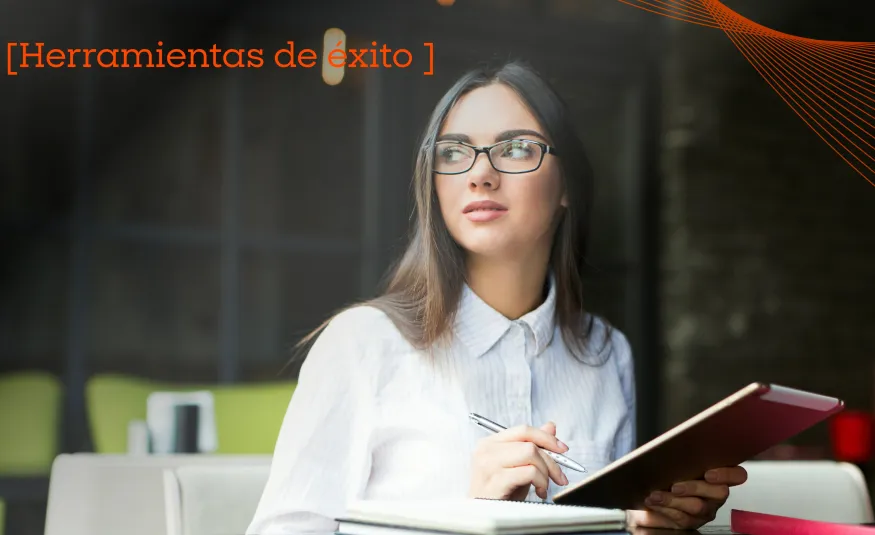 estudiante de posgrado con libreta