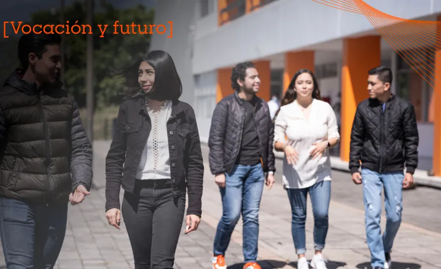 alumnos de la anahuac caminando 