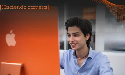 alumno Anáhuac viendo una computadora