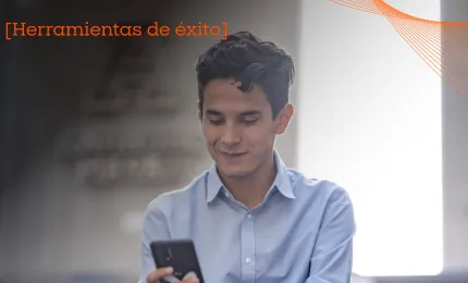 Estudiante de la Anáhuac leyendo sobre la adicción a las redes sociales y sus buenas prácticas 