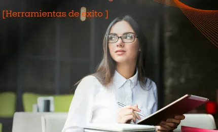 estudiante de posgrado con libreta