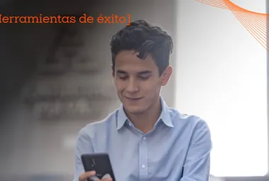 Estudiante de la Anáhuac leyendo sobre la adicción a las redes sociales y sus buenas prácticas 