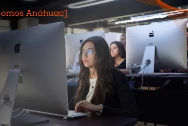 alumna de la anahuac en salon de computo 