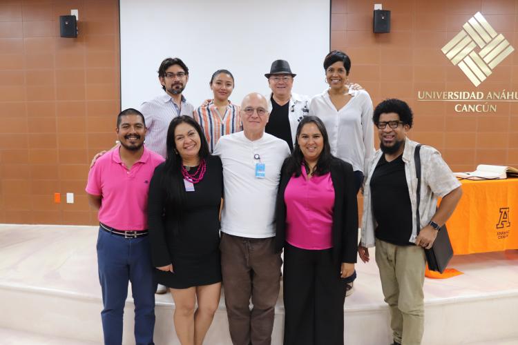 Alex Klein con la Cátedra Prima "Nacimos Latinos...¿qué nos espera?" en la Universidad Anáhuac Cancún