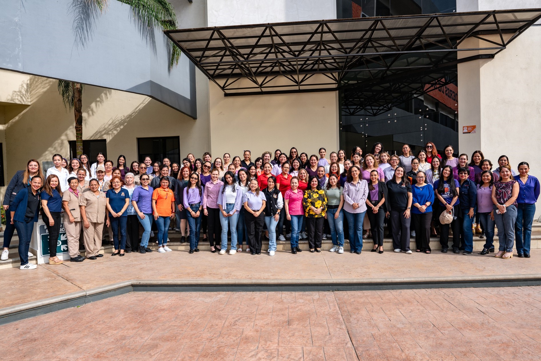 Mujeres del campus IEST Anáhuac en el Edificio de Medicina.