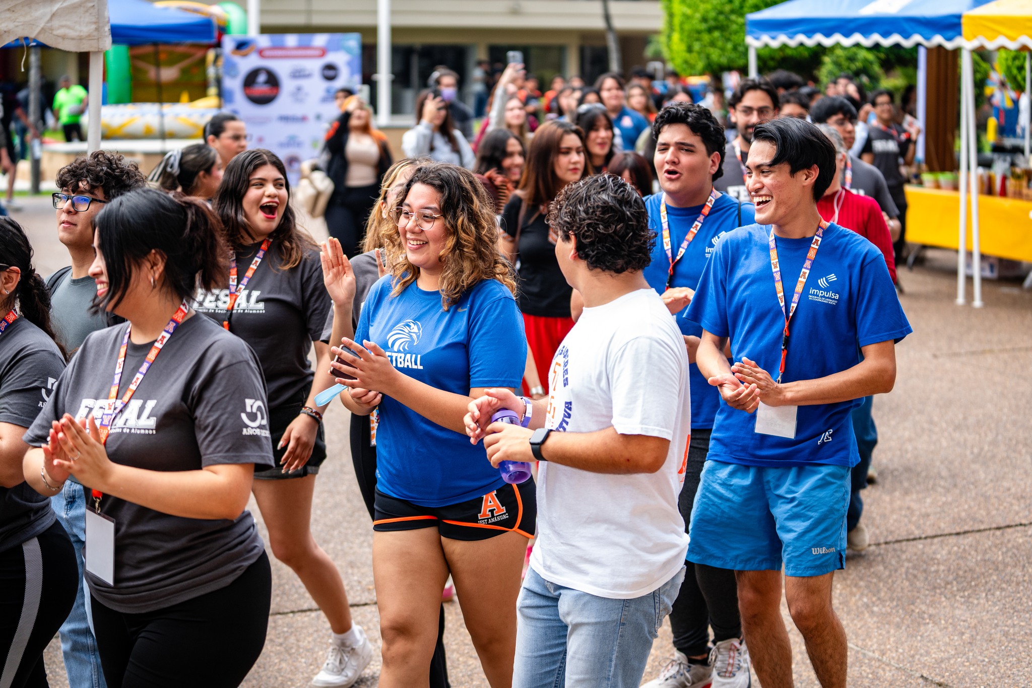 Alumnos celebrando por la explanada, en el Día IEST Anáhuac 2024.