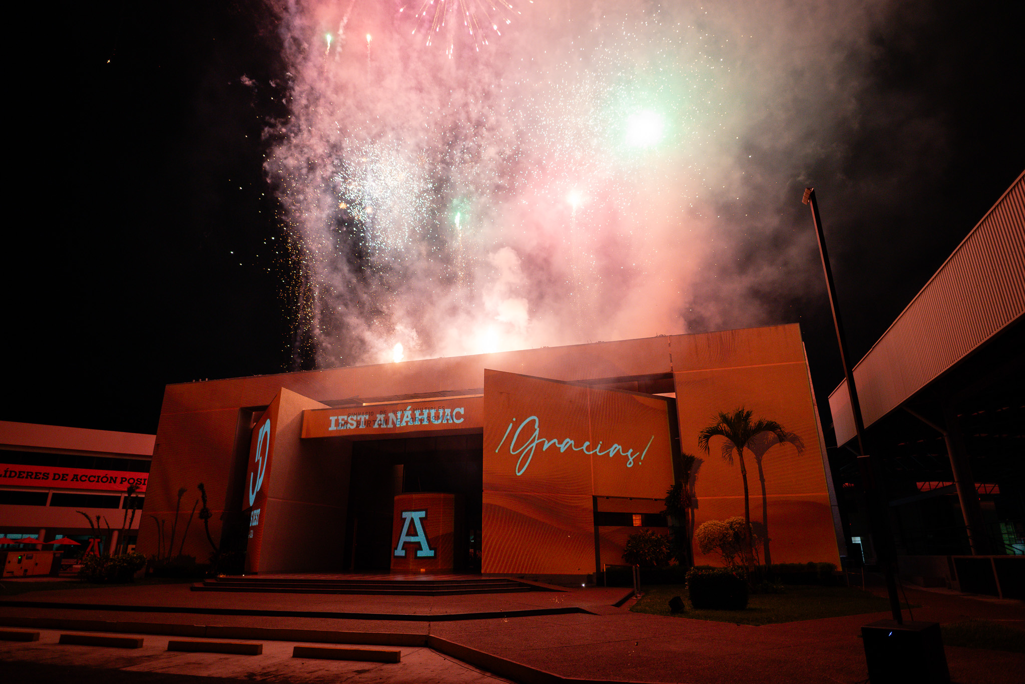 Fuegos artificiales encima del gimnasio Dr. Burton E. Grossman.