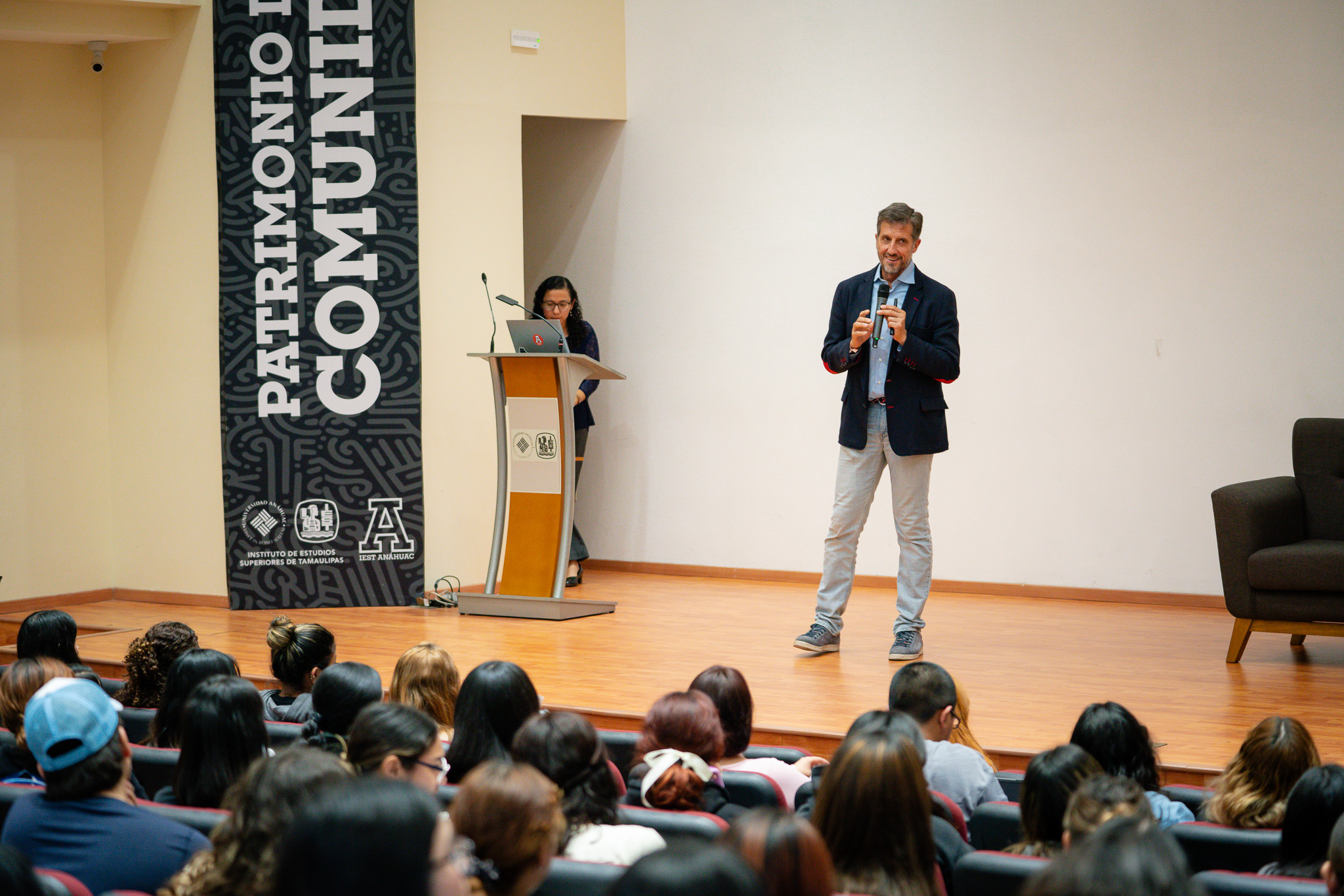 El Dr. Agejas en el David Gómez, rodeado de alumnos.