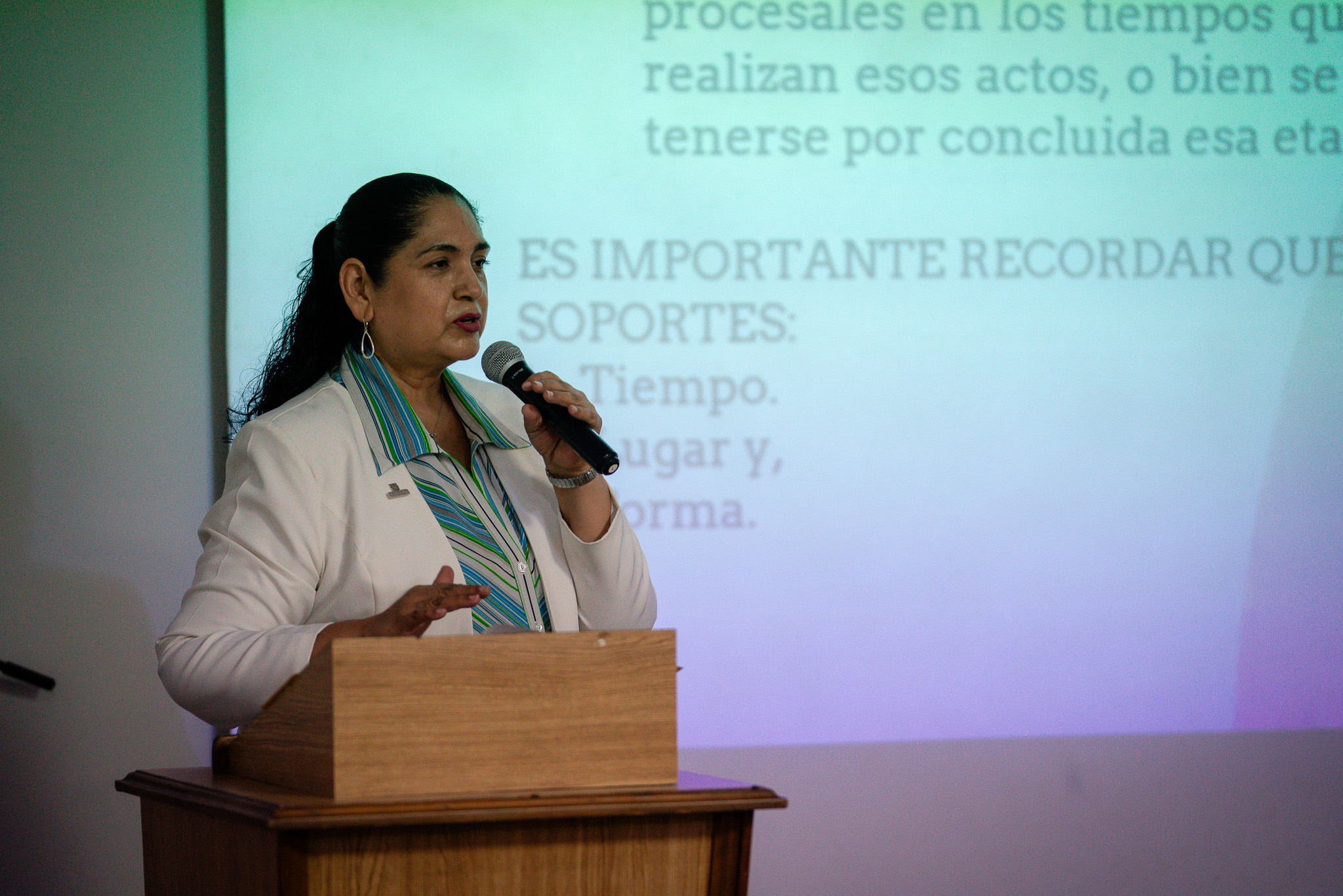 Mtra. Adriana Pérez Prado, conferencista de la Lic. en Dcho.