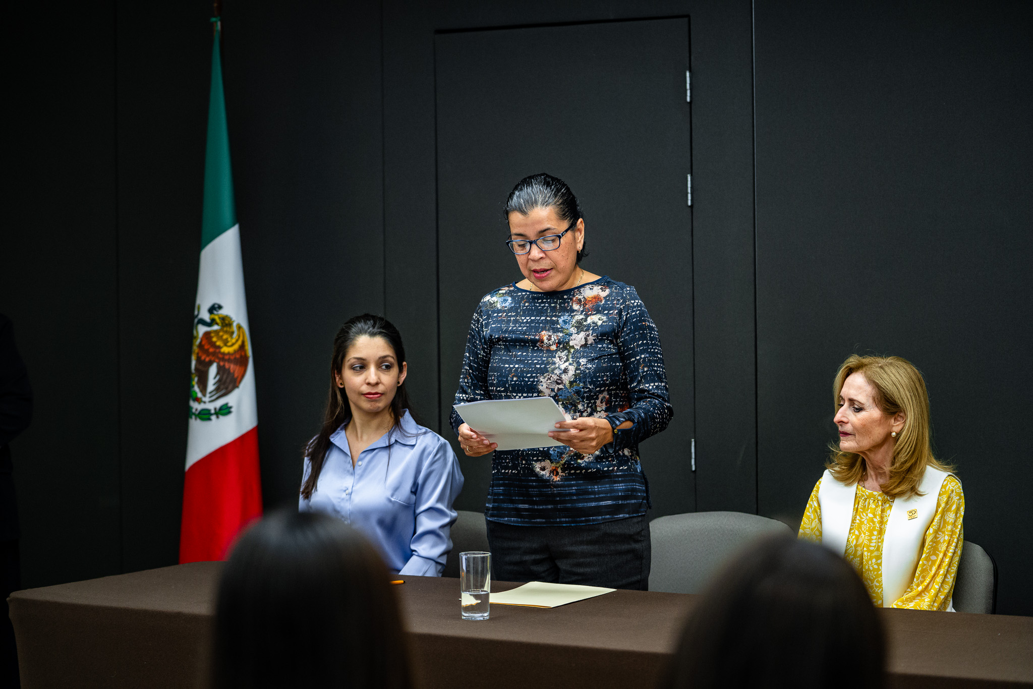 Sandra Suastes hablando en medio de Mafer Llama y Gloria Septién.