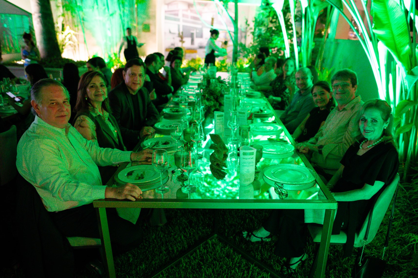 Autoridades cenando en el patio del Museo de la Ciudad.