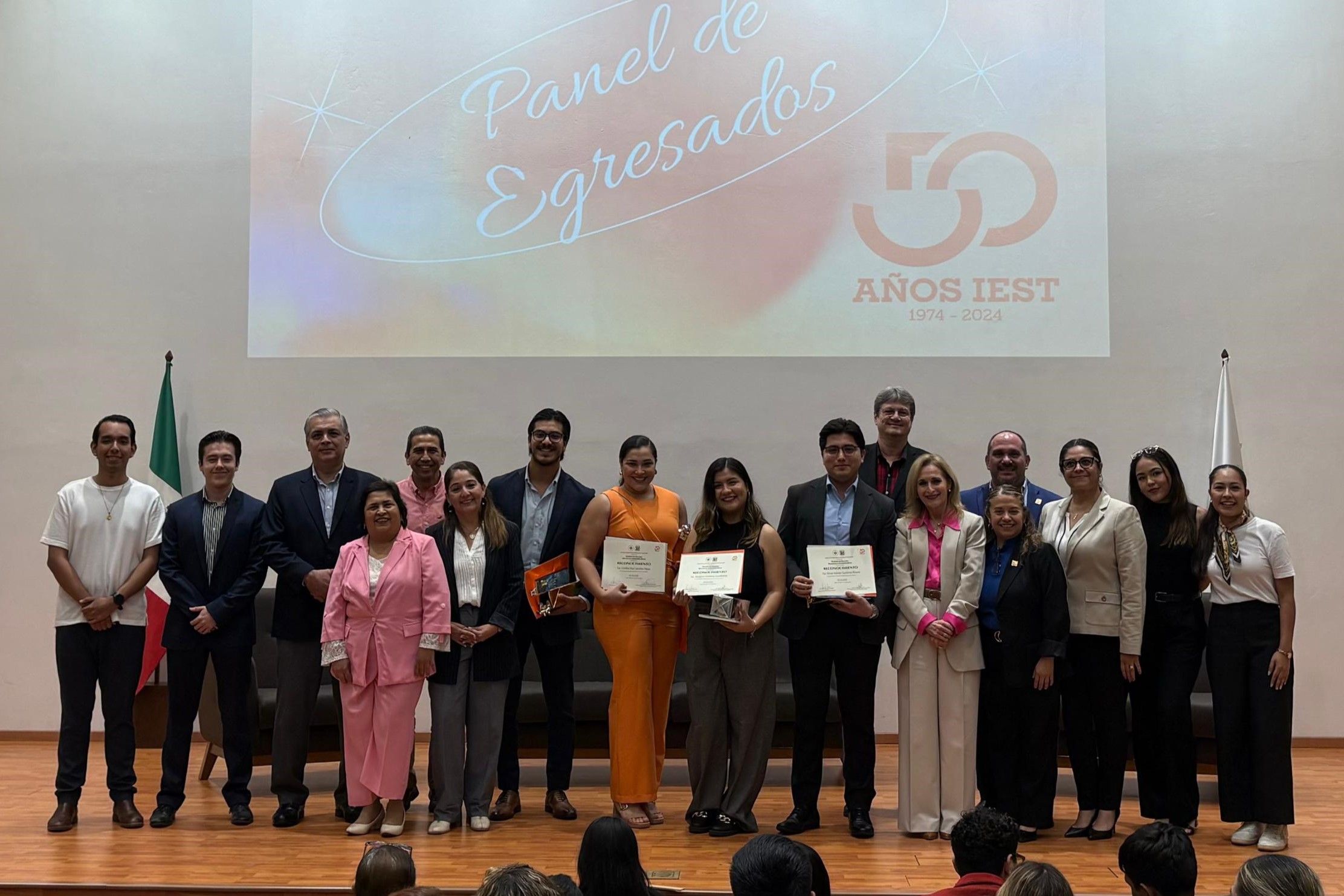 Egresados de Contaduría con nuestras autoridades en el auditorio David Gómez.