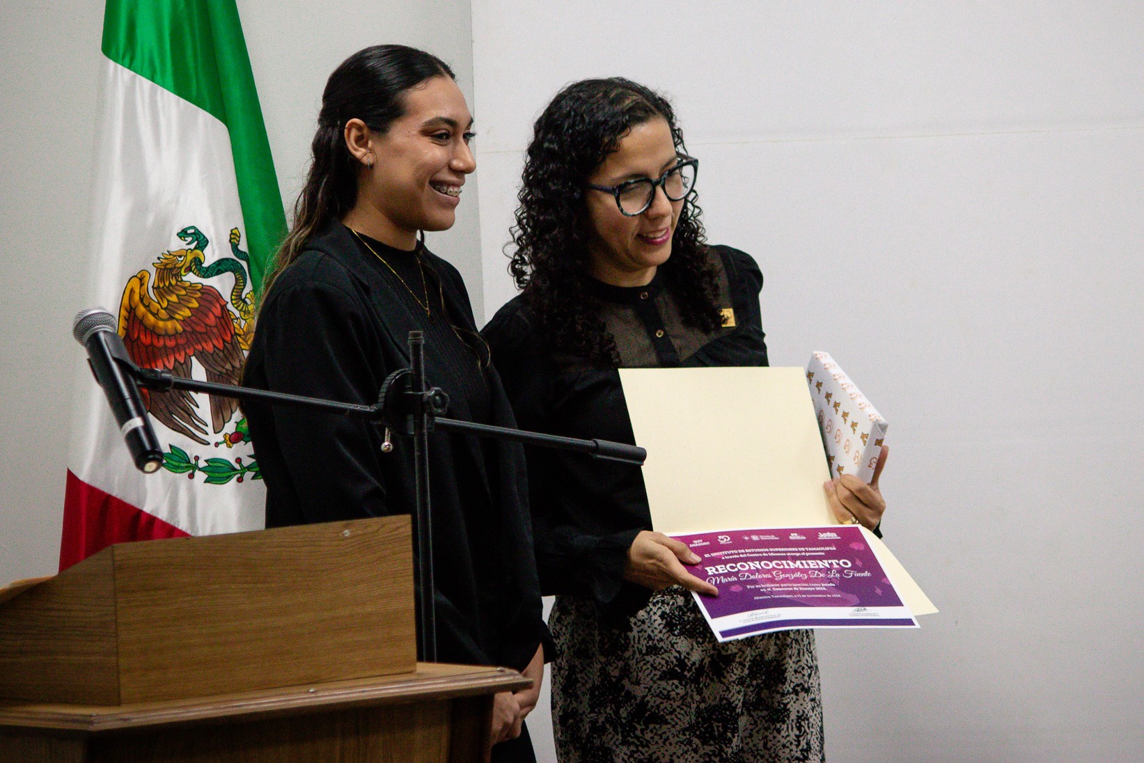 Dolores González recibiendo reconocimiento.