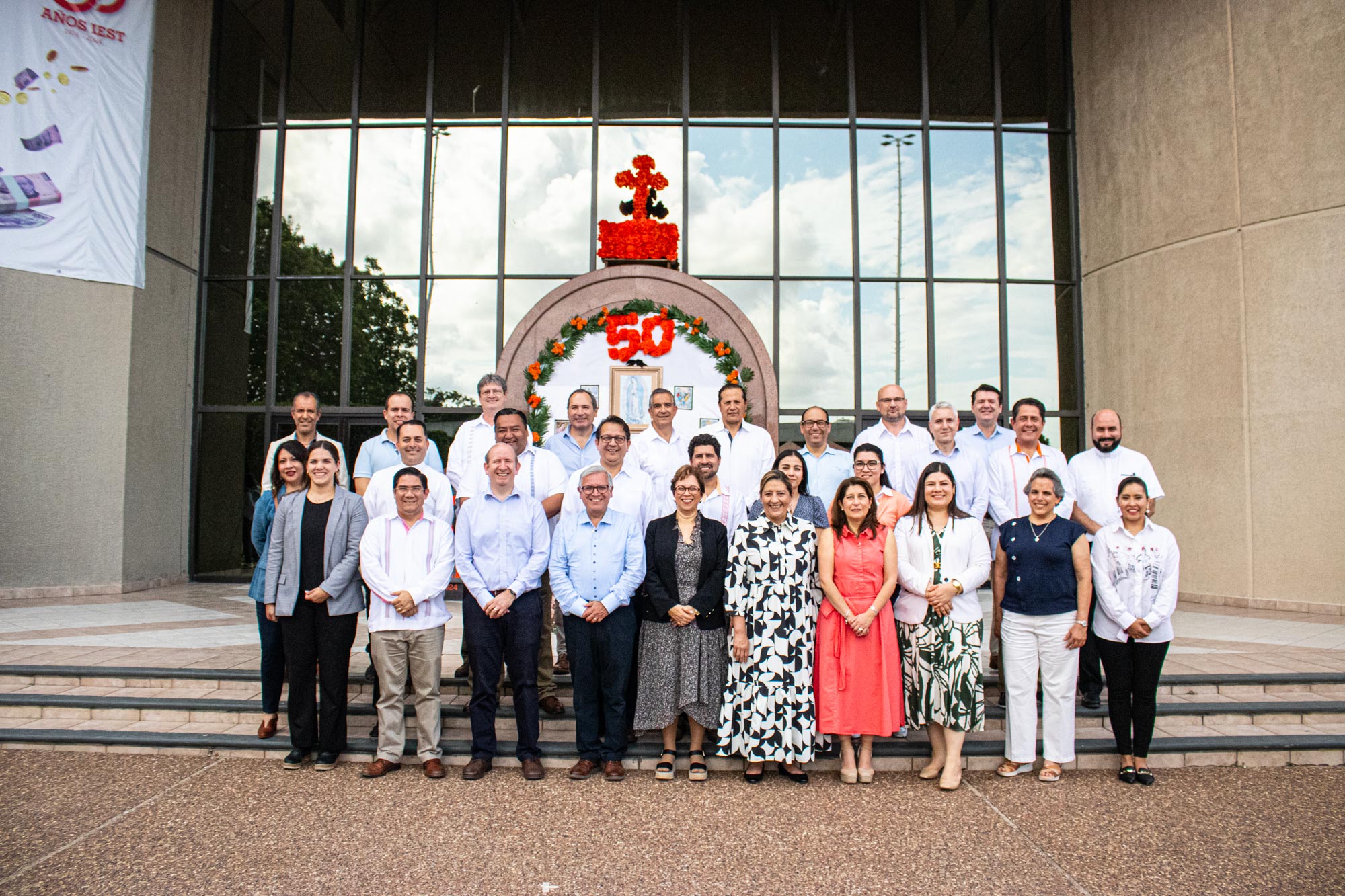 foto de directivos de la RUA, que visitaron el IEST. Imagen afuera del Centro de Información.