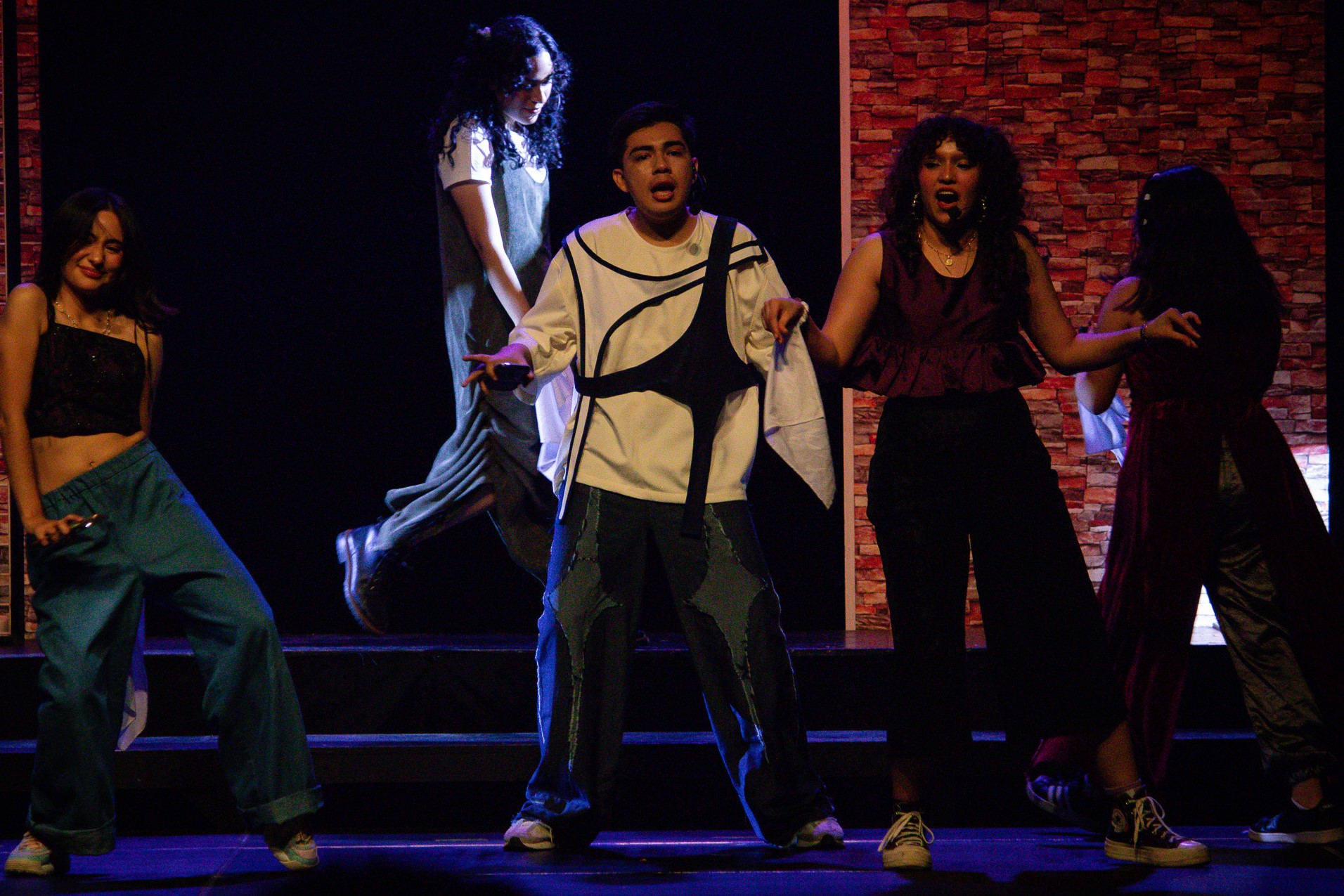 Daniel Reyes cantando en GODSPELL.