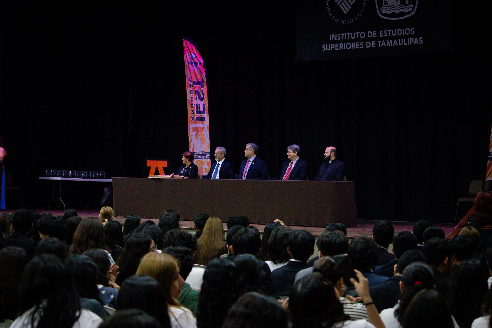 Autoridades y alumnos durante la entrega de reconocimientos de PREPARARTE.