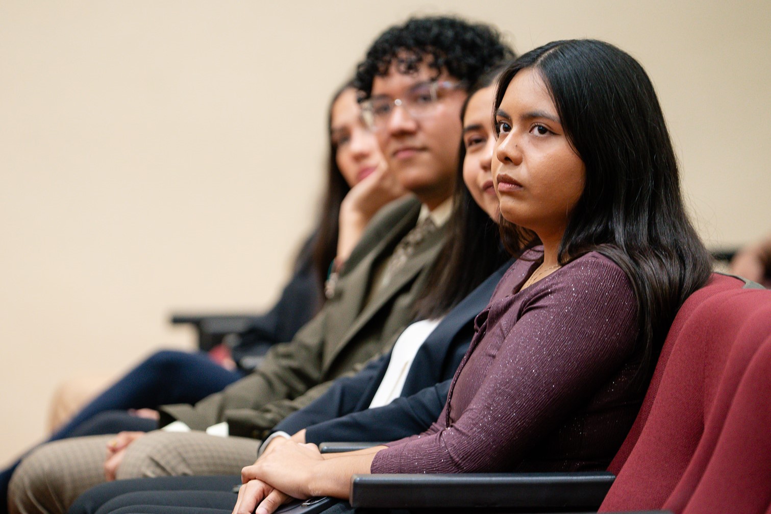 Jóvenes de Idiomas prestando atención en la ceremonia de entrega de certificados.