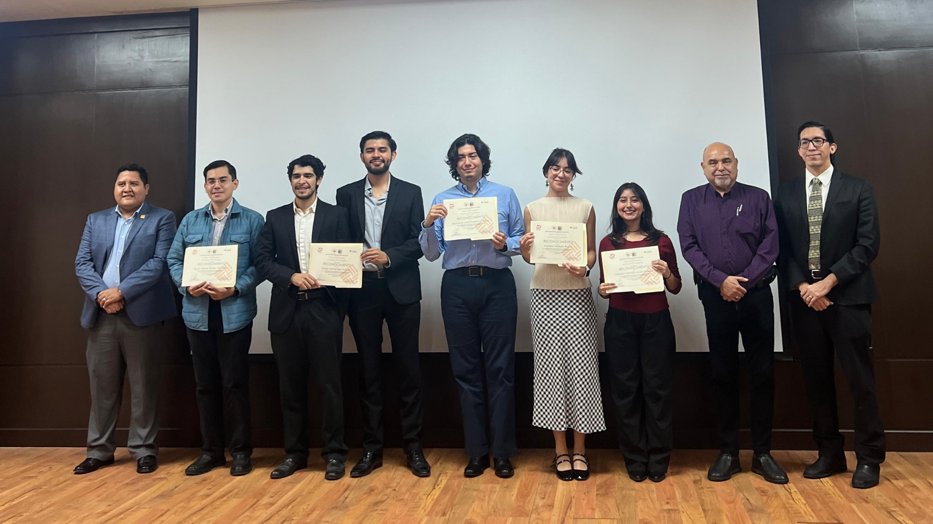 Alumnos de la División de Humanidades recibiendo sus constancias de participación por su destacada intervención en la segunda edición del Coloquio de Investigación, en el IEST Anáhuac