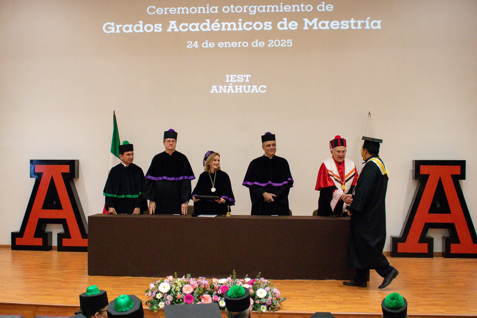 Aspecto del presidium, entregando los grados académicos a los egresados de maestría.