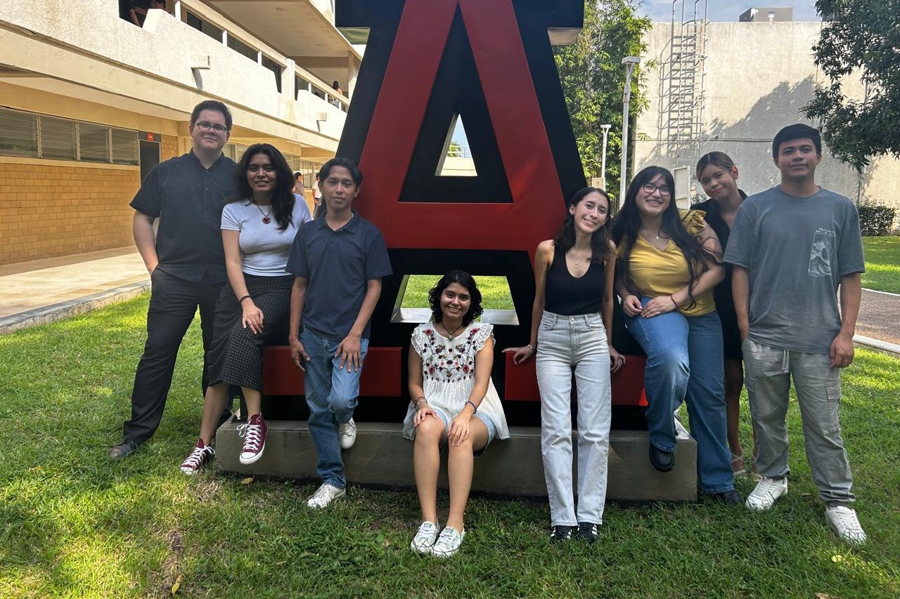 Grupo de Jóvenes Delfines Investigadores junto a la A que está por la Capilla Universitaria.