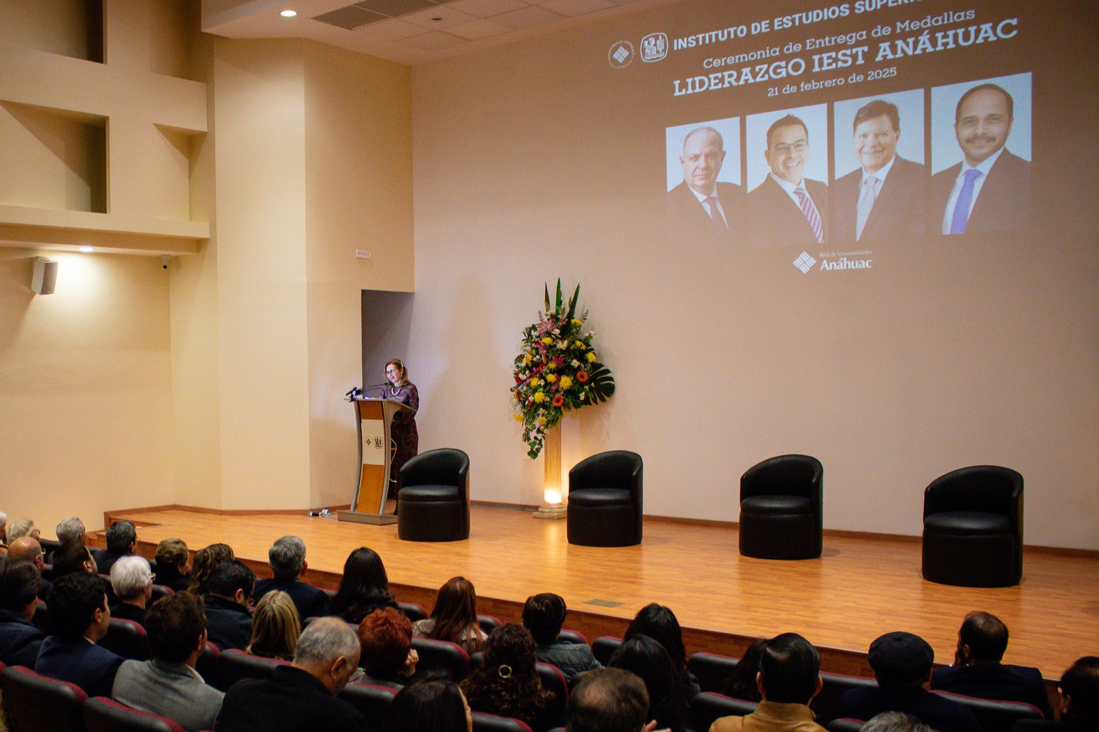 Aspecto de la ceremonia de medallas: Gloria hablando ante la audiencia.