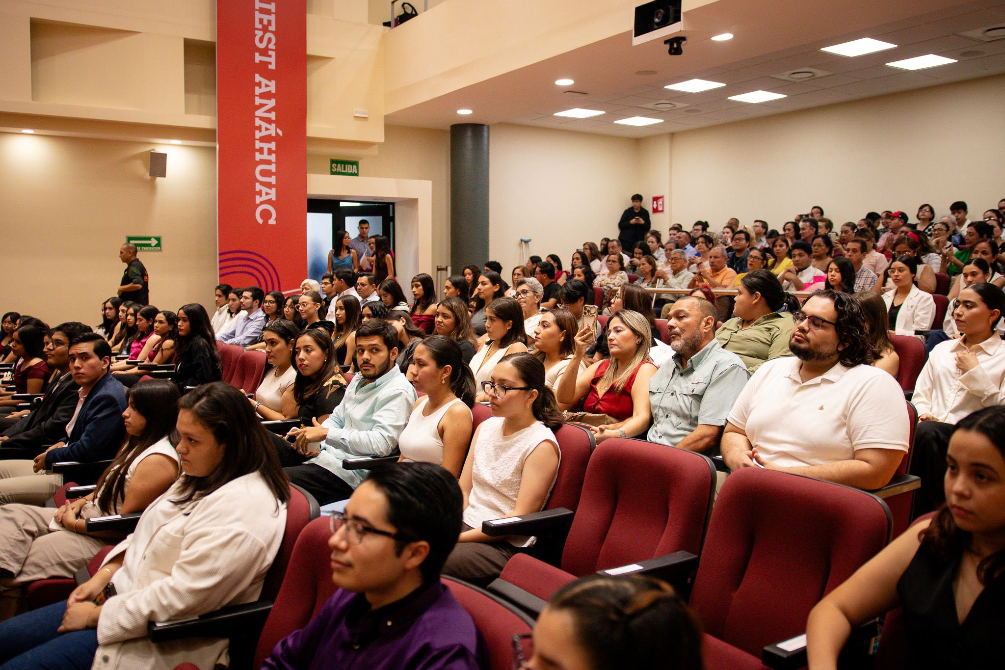 Aspecto de los alumnos que obtuvieron premio de excelencia, en el auditorio.