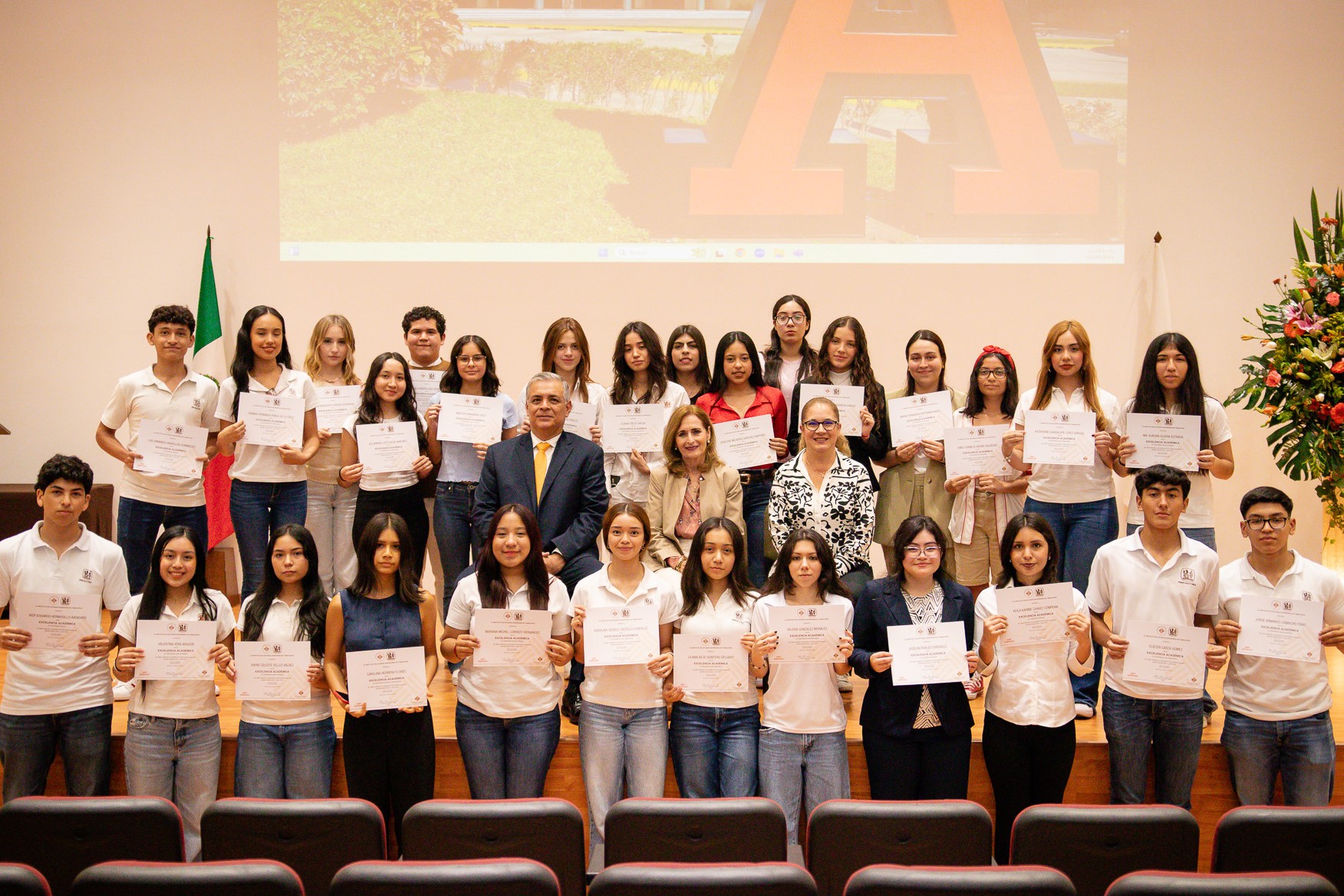 Alumnos de prepa premiados con excelencia académica y nuestras autoridades.