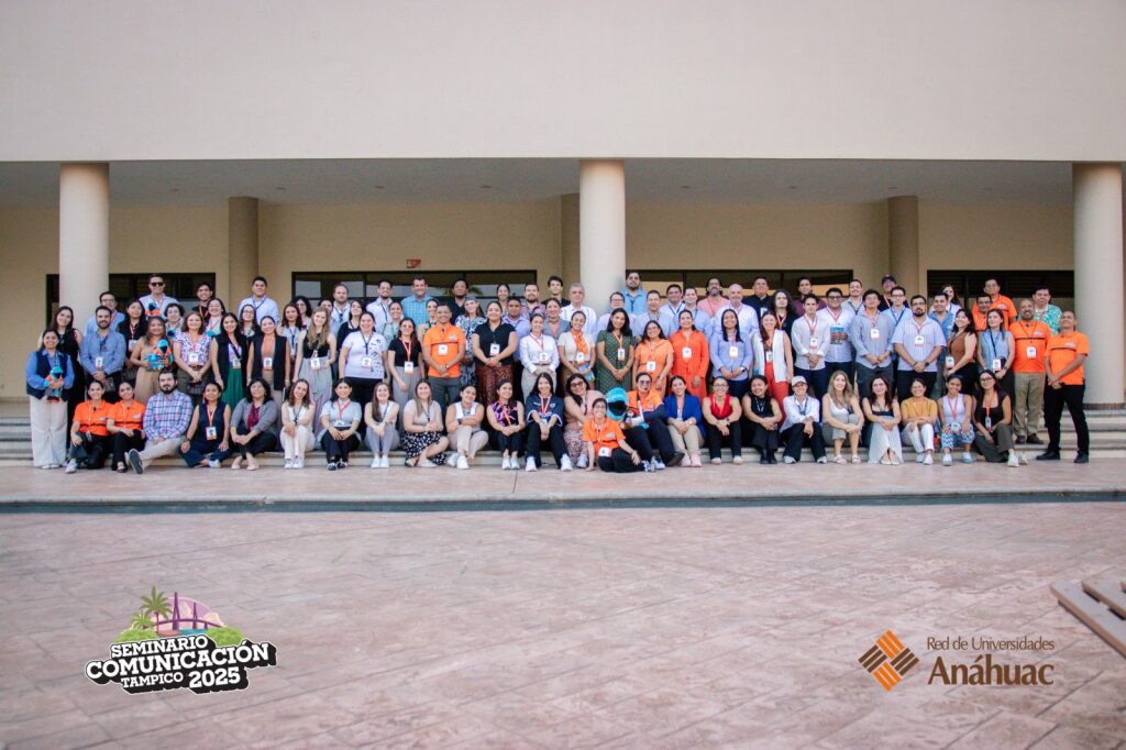 Foto de grupo de los participantes en el Seminario de Comunicación 2025.