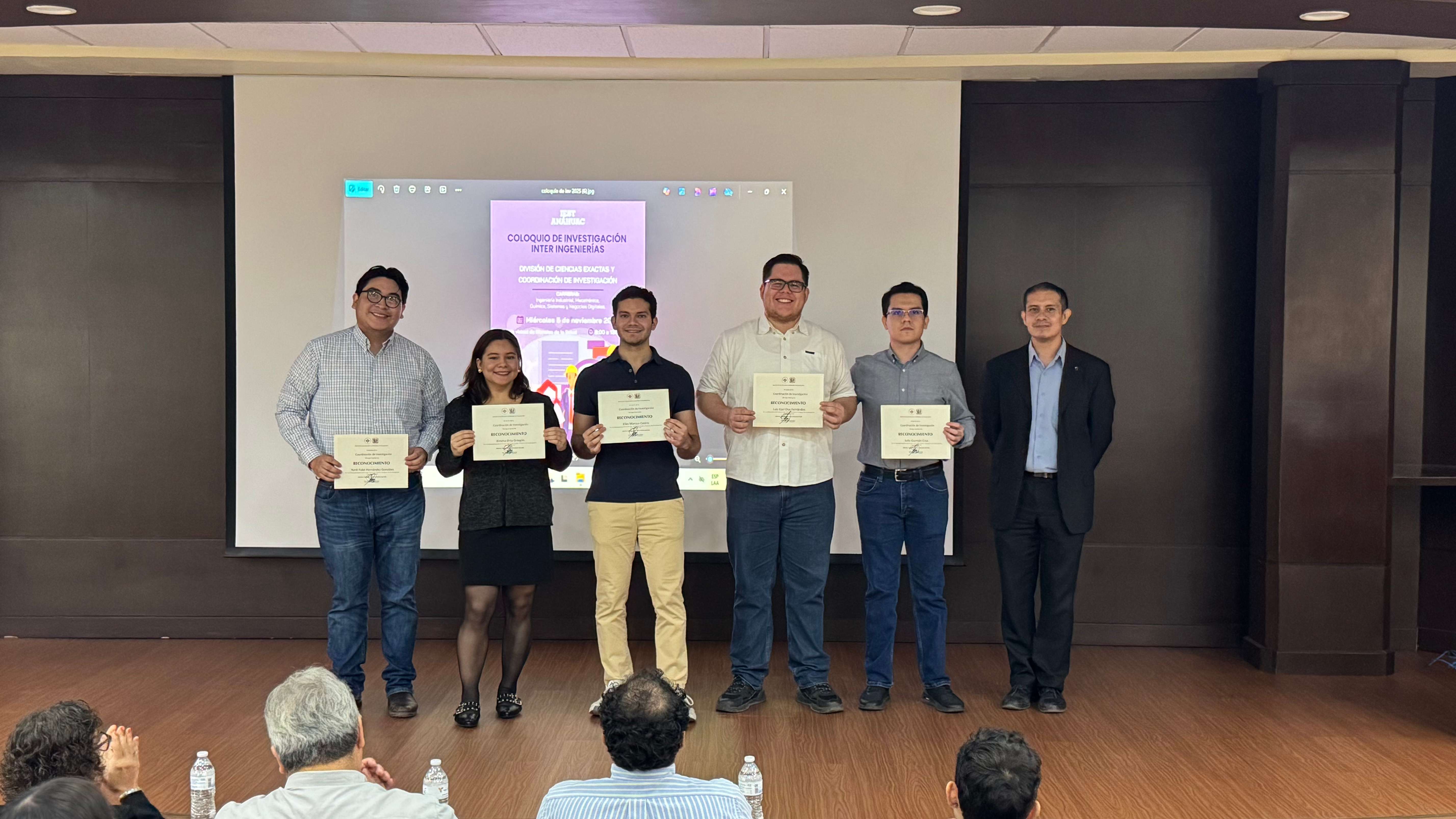 Equipo de la carrera de Ing. Mecatrónica junto con el coordinador de la carrera Mtro. Josué Helí