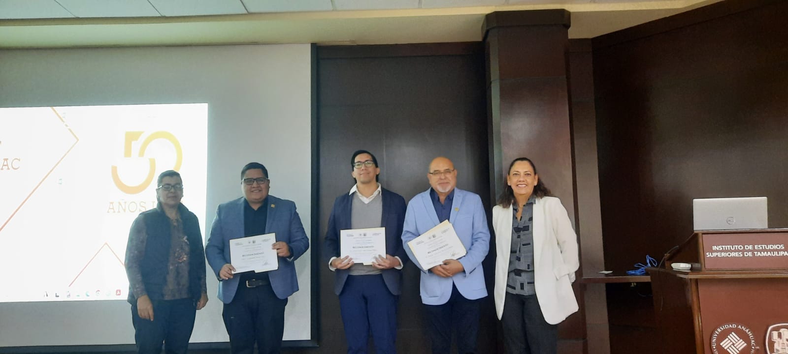 Directora de Humanidades y Coordinadora de Investigación entregan reconocimiento al jurado