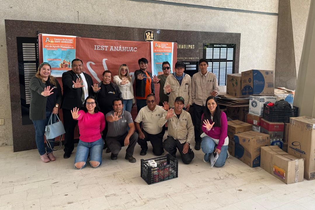 Grupo ASI en la entrada del IEST con víveres para Veracruz.