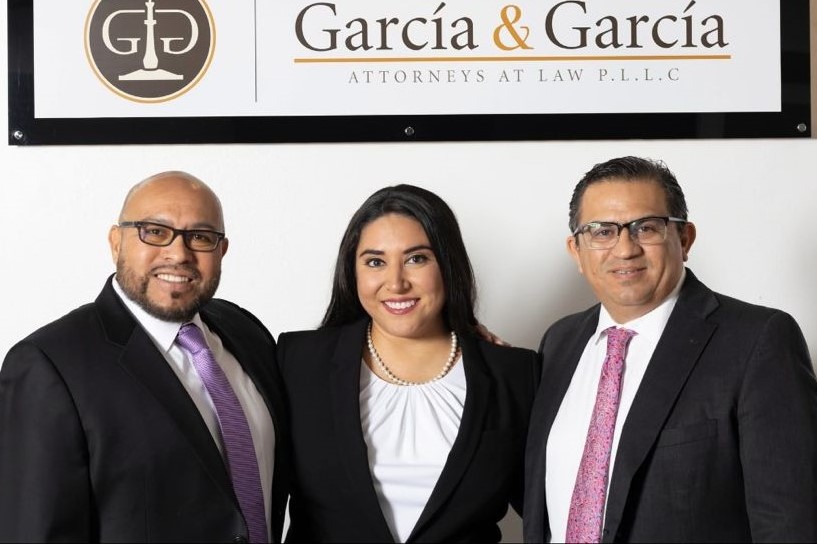 Esmeralda acompañada de los abogados García y García.