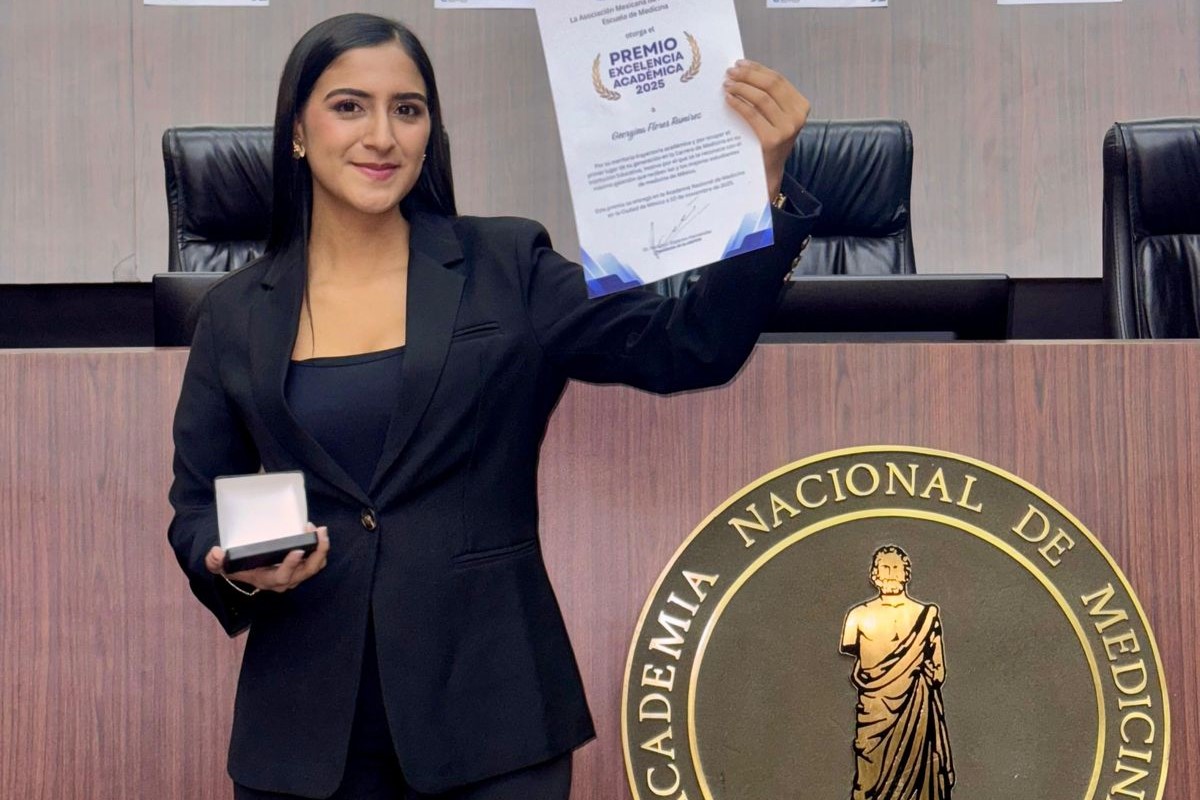 Alumna de Médico Cirujano mostrando su premio.