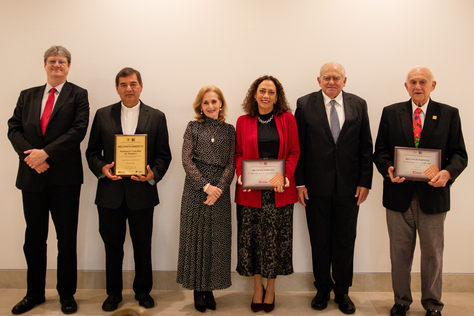 Pbro. León Cárdenas, Mtra. Adriana Menéndez y Dr. José Manuel Haces, en compañía de autoridades académicas.