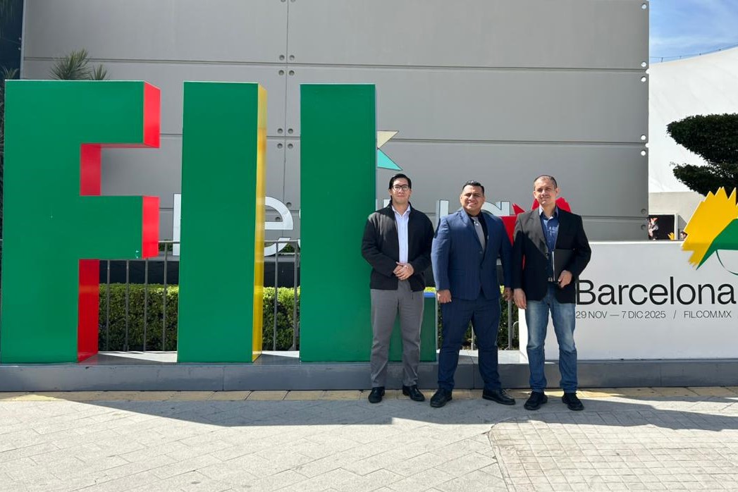 Profesores de Repensar la Universidad afuera de la FIL de Guadalajara.